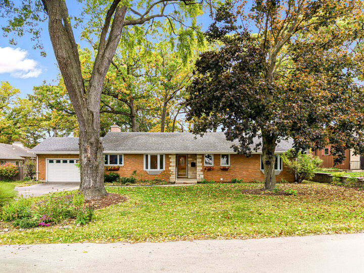 Property Photo: 814 Woodlawn Drive IL 60115
