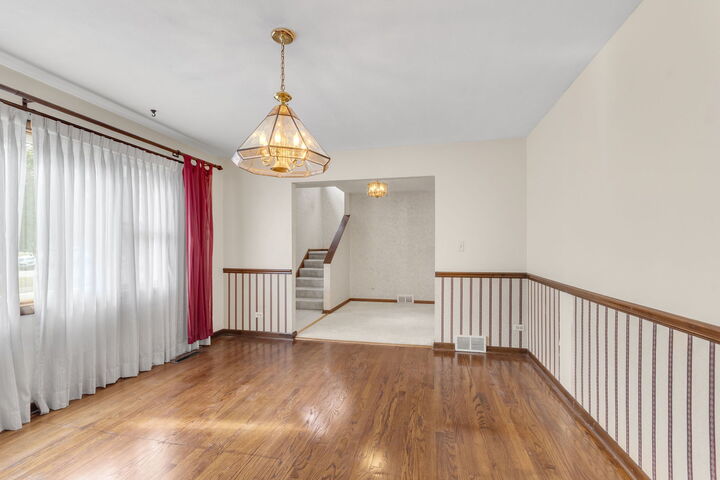 Property Photo: 829 E Evergreen Street IL 60187