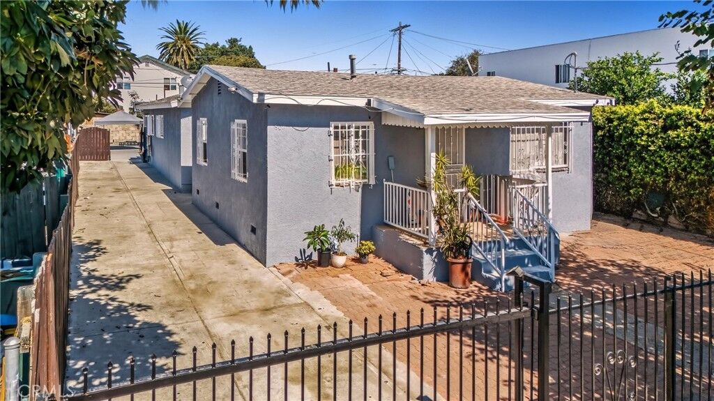Property Photo:  907 E 109th Place  CA 90059 