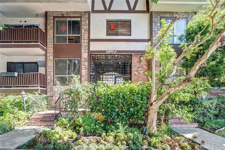 Property Photo:  1840 Camden 202  CA 90025 