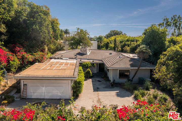 Property Photo:  1150 Laurel Way  CA 90210 