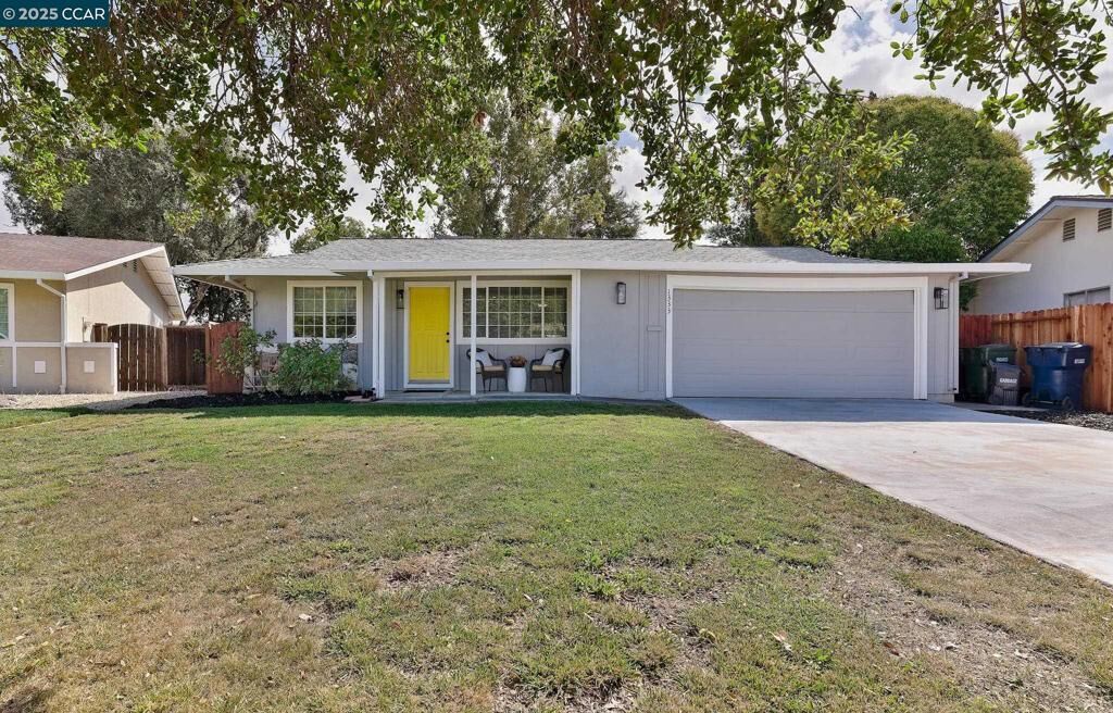 Property Photo:  1333 Daisy Ln  CA 94551 