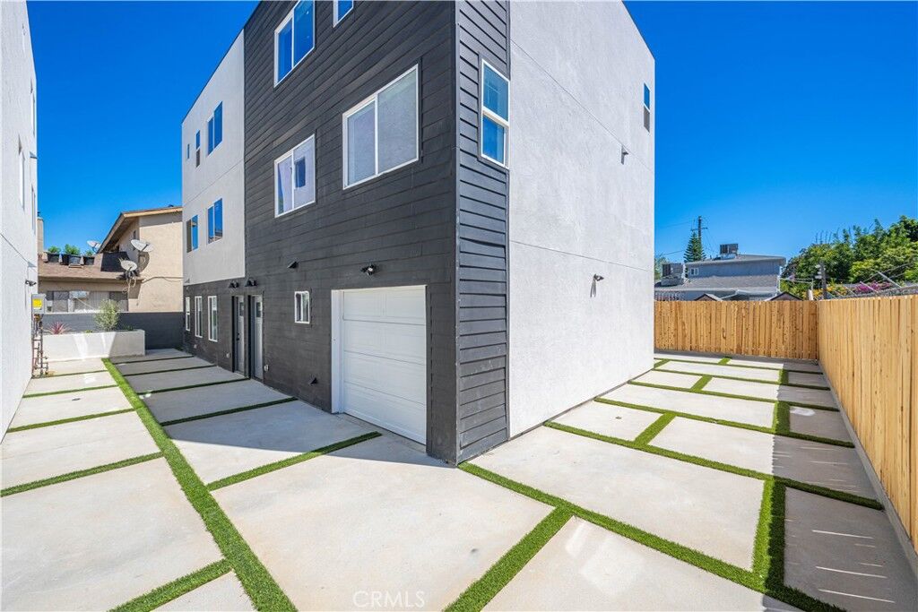 Property Photo:  6834 Hazeltine Avenue 3  CA 91405