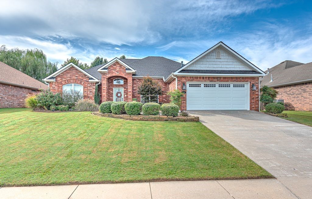 Property Photo: 206 W Camelot Drive AR 72756