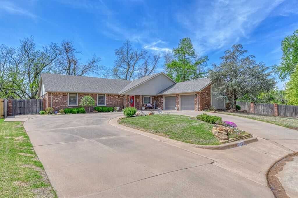 Property Photo: 116 Saint Charles Place OK 73018