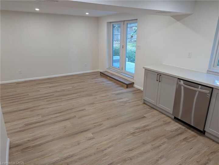 Property Photo:  26 Springbank Crescent Lower  ON N2M 4P7
