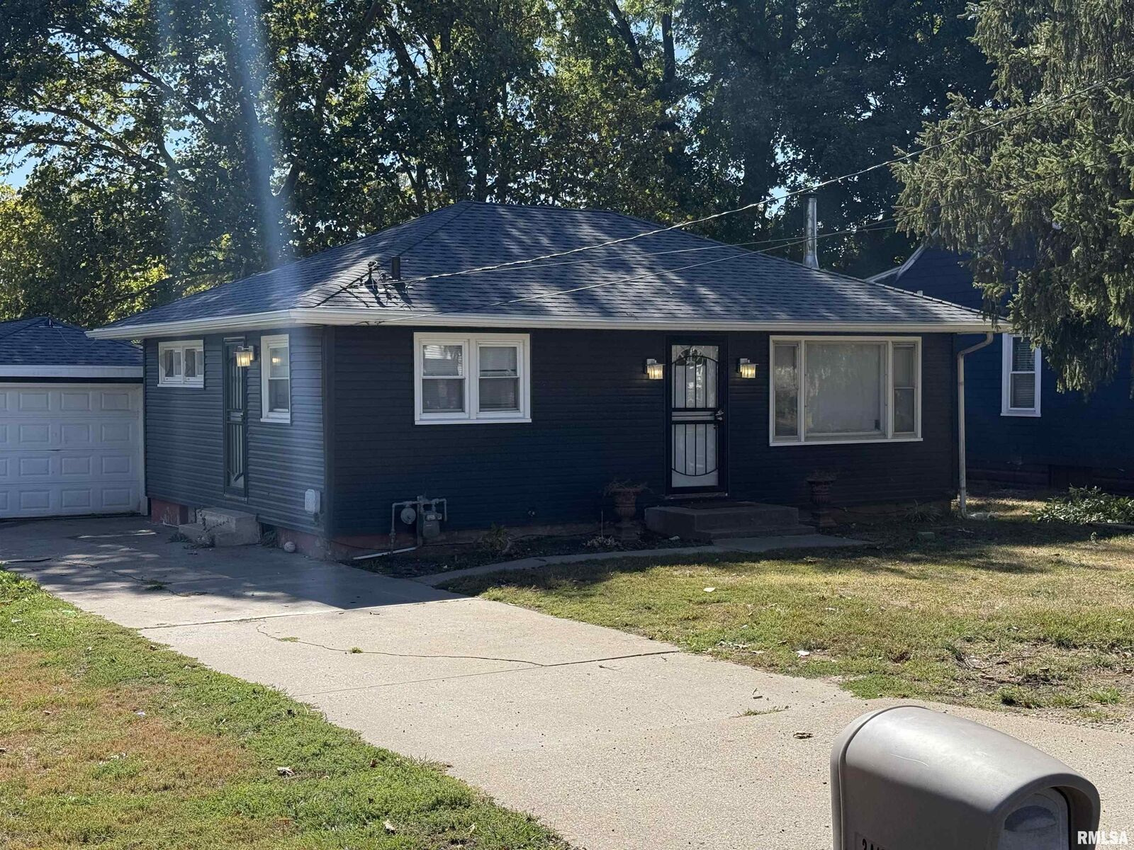 Property Photo: 3410 W Lincoln Avenue IL 61604