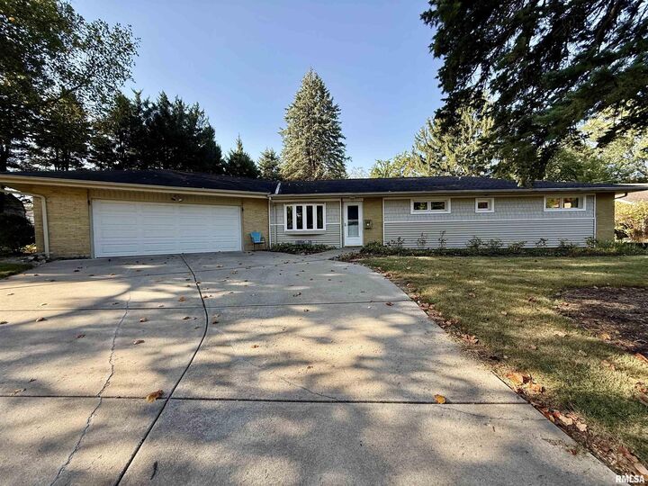 608 W Burton Avenue  Eureka IL 61530 photo