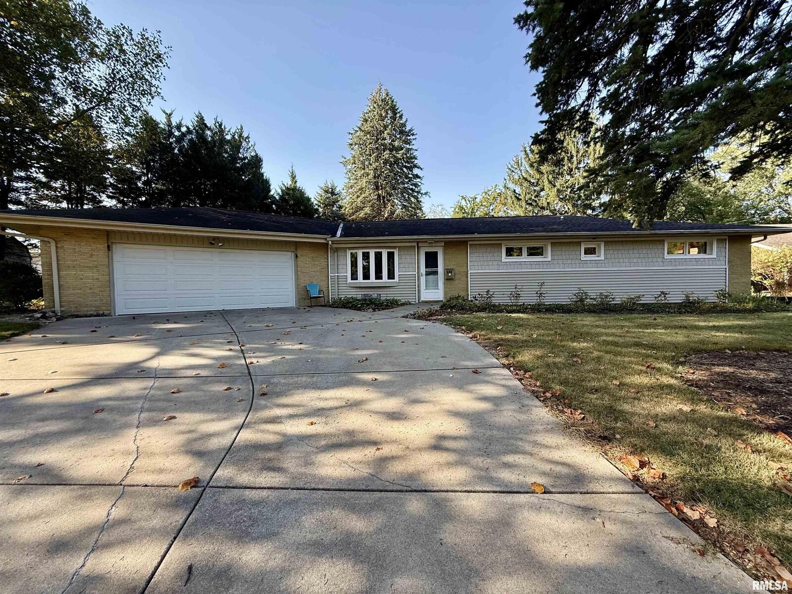 Property Photo: 608 W Burton Avenue IL 61530