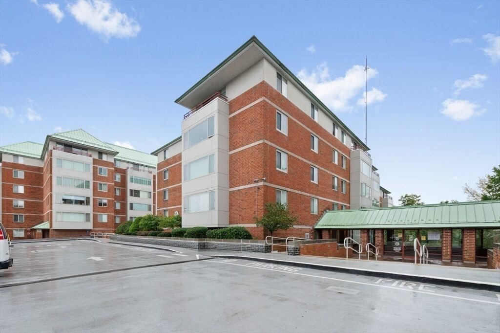 Property Photo:  183 Oak Street 307  MA 02464 