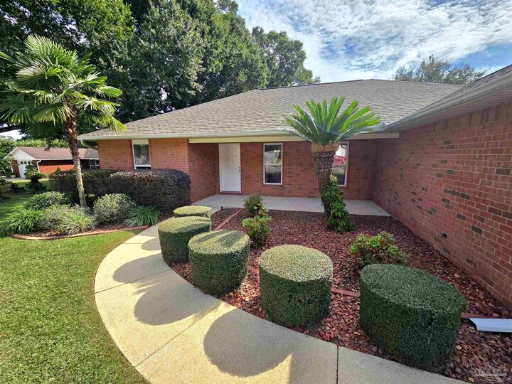 Property Photo: 915 Sammy Way FL 32526