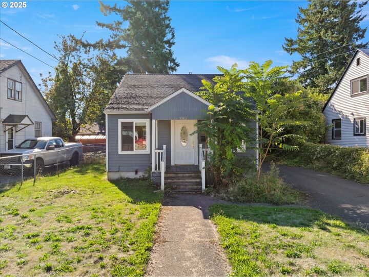 Property Photo:  5302 SE Flavel St  OR 97206 