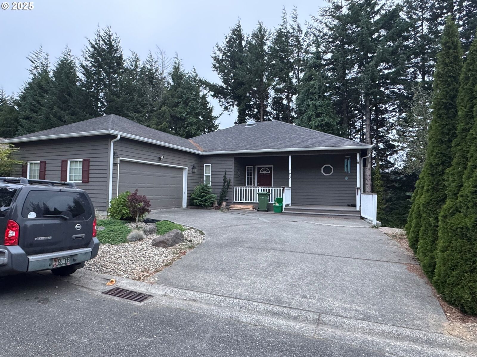 Property Photo:  723 N 8th Loop  OR 97420