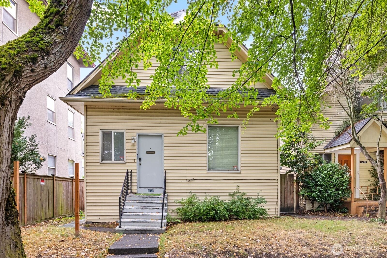 Property Photo: 1006 E Denny Way WA 98122