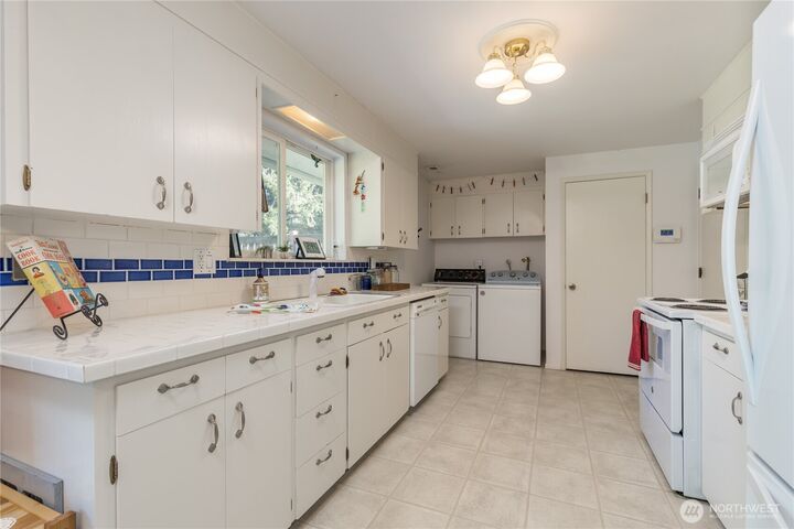 Property Photo:  5011  79th Avenue Ct E  WA 98424 