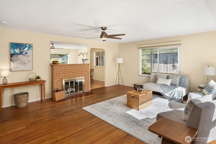 Property Photo: 307 Tamarack Avenue WA 98203