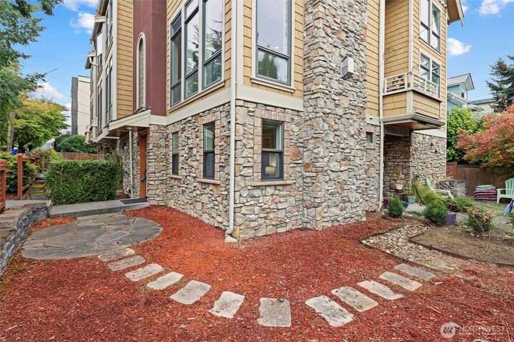 Property Photo:  4202  Linden Avenue N  WA 98103 