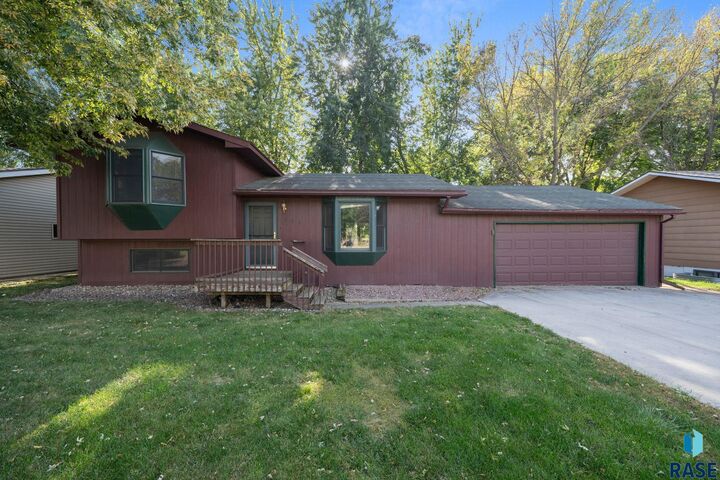 Property Photo: 805 Executive Ave SD 57020