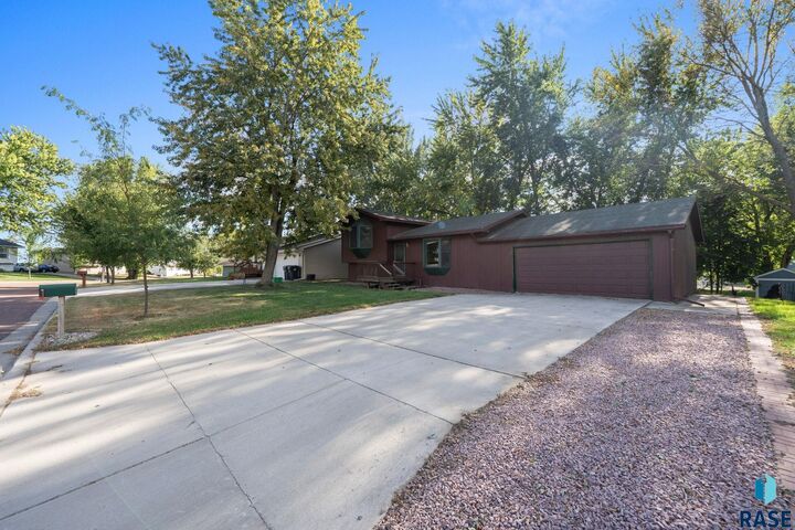 Property Photo:  805 Executive Ave  SD 57020