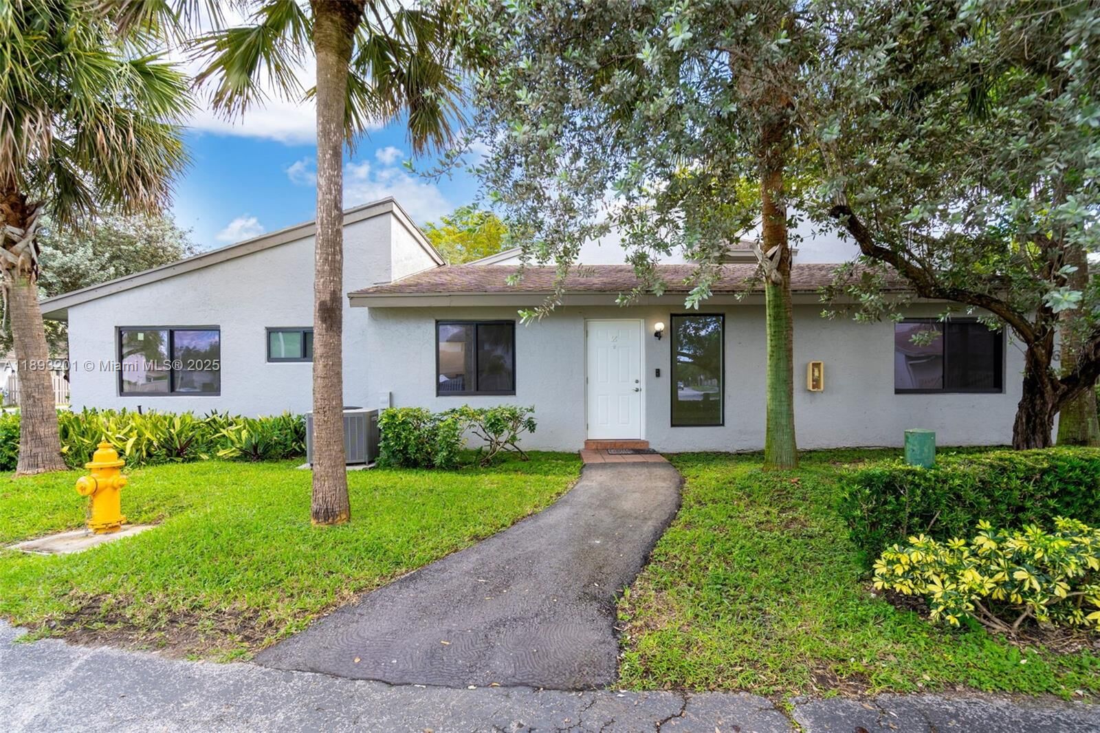 Property Photo: 10669 SW 113th Pl 84Z FL 33176