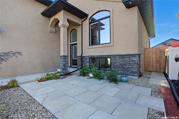 Property Photo: 815 Ledingham Crescent SK S7V 0B7