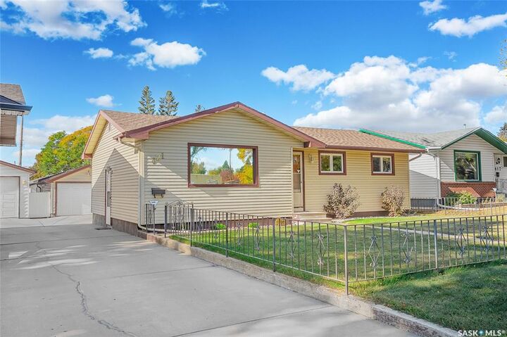 Property Photo:  421 Winnipeg Avenue S  SK S7M 3M6 