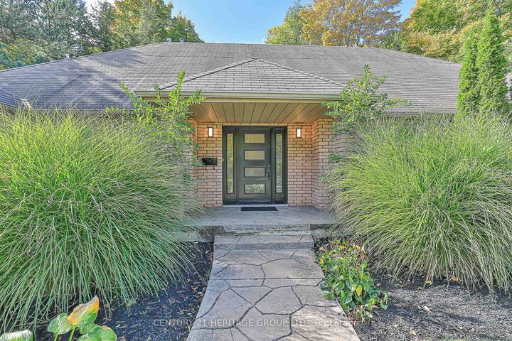 Photo de la propriété: 46 Pineneedle Drive ON L4G 4Y6