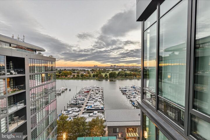 Property Photo:  45 Sutton Square SW Ph02  DC 20024 