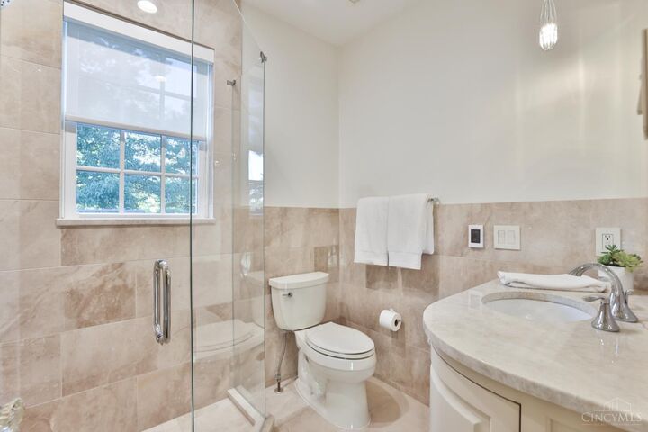 Property Photo: 6887 Kenwood Road OH 45243
