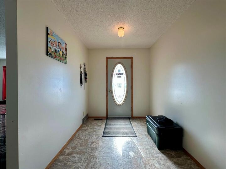 Property Photo: 4 Meadows Road MB R9A 1K6