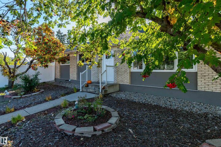 11227 40 Avenue NW  Edmonton AB T6J 0P9 photo