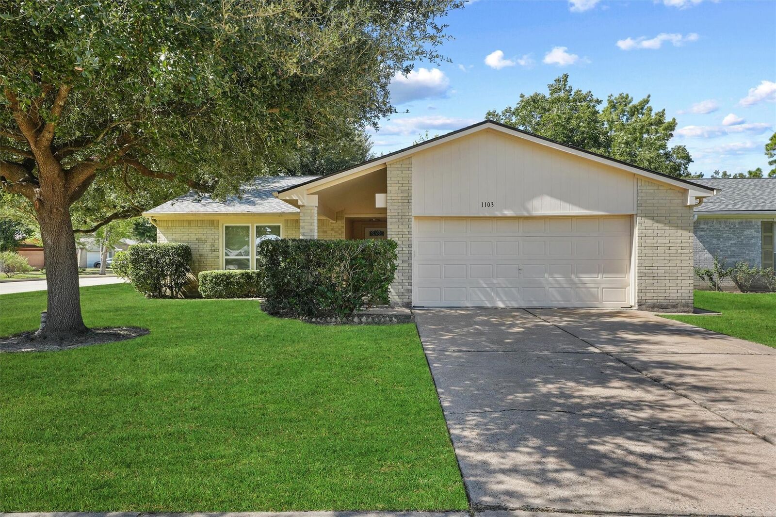 Property Photo: 1103 Ashdale Drive TX 77498