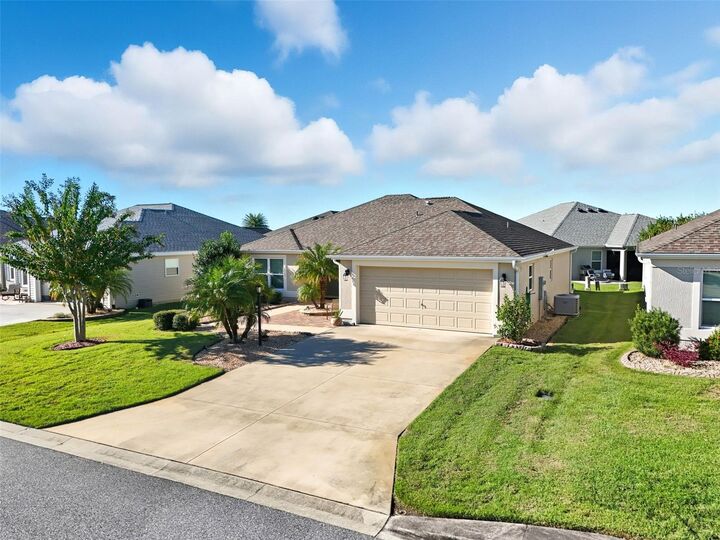 Property Photo: 937 Kauska Way FL 32163