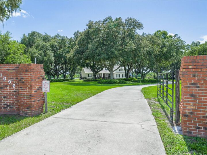Property Photo: 1096 Drew Street FL 33810
