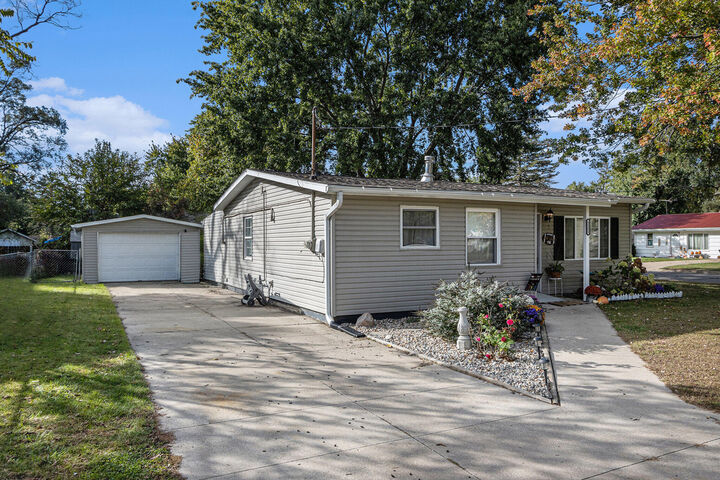 1131 Frisbie Boulevard  Springfield MI 49037 photo