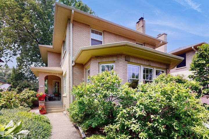 Property Photo: 1009 N Oak Park Avenue IL 60302