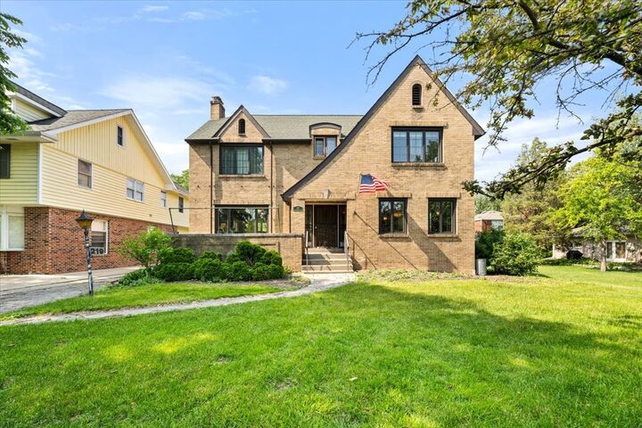 Property Photo:  219 E Saint Charles Road  IL 60126