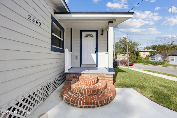 Property Photo: 2562 Summit Street FL 32204