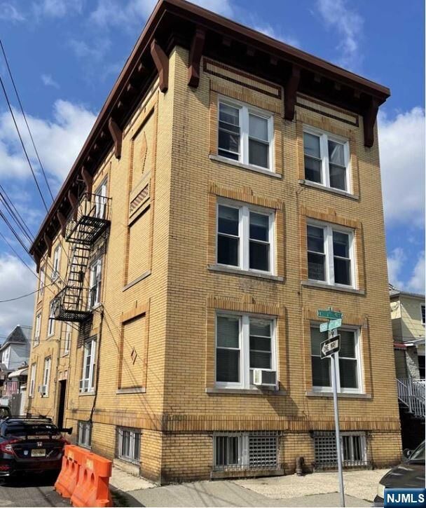 Property Photo:  18 E 17th Street 2R  NJ 07002 