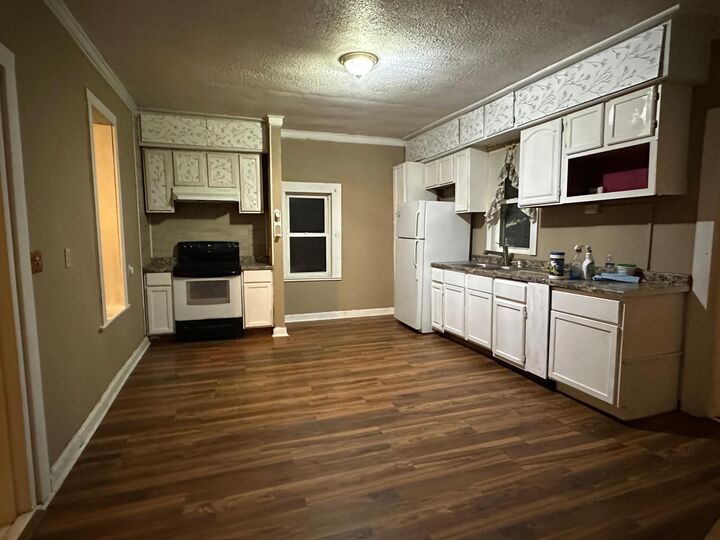 Property Photo:  700 Sinclair Lewis Avenue  MN 56378 