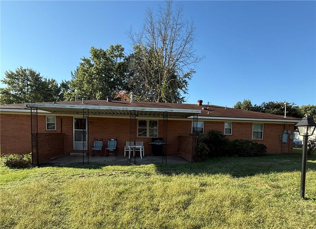 Property Photo:  48 E Cedar Street  AR 72730 