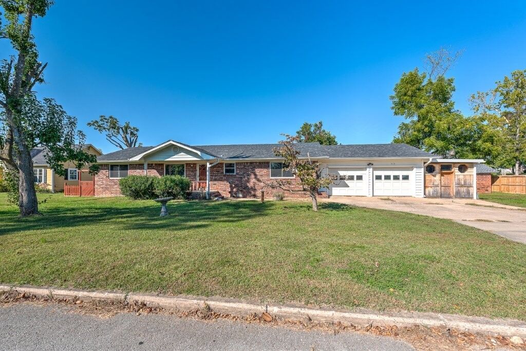 Property Photo: 515 W Pine Street AR 72756