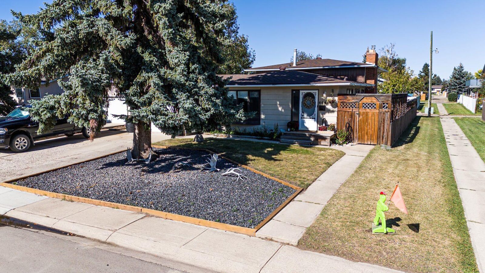 Property Photo:  664 49 Avenue W  AB T0L 0T0 