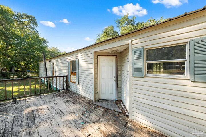 Property Photo: 3462 Jabro Dr FL 32571