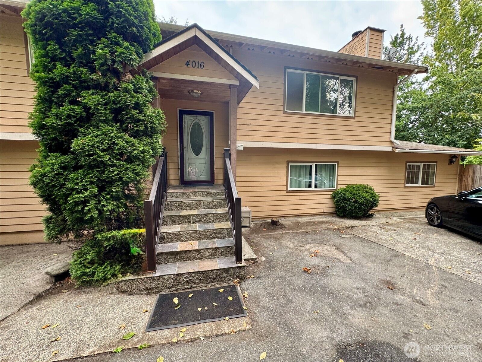 Property Photo: 4016 Burton Place W WA 98199