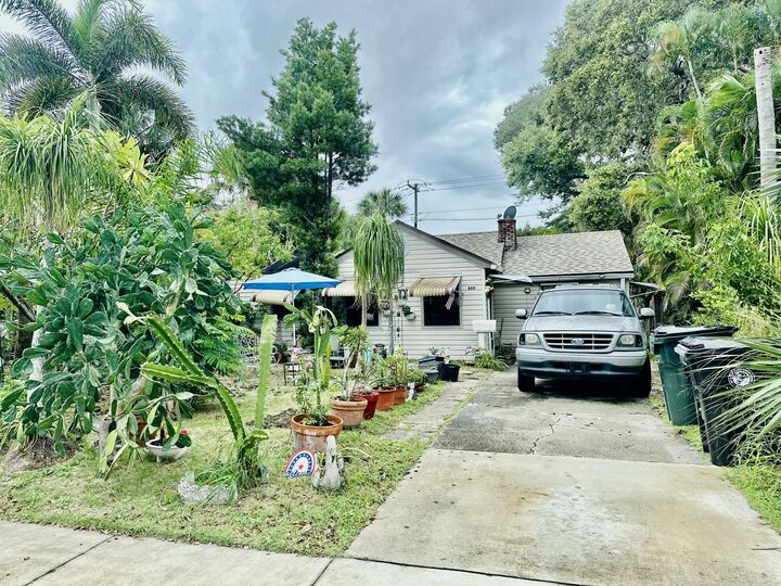 Property Photo:  809 N Lakeside Drive  FL 33460 