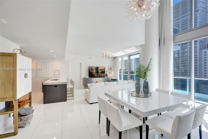 Property Photo:  200 Biscayne Boulevard Way 505  FL 33131 