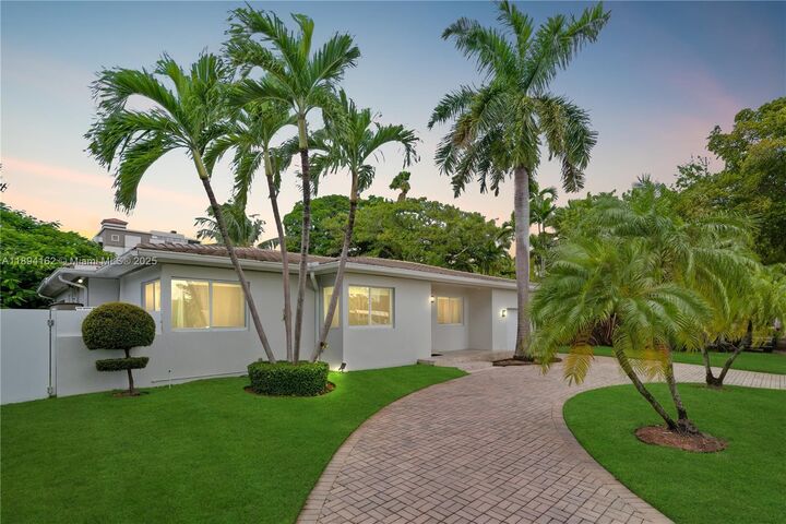 12932 Ixora Rd  North Miami FL 33181 photo