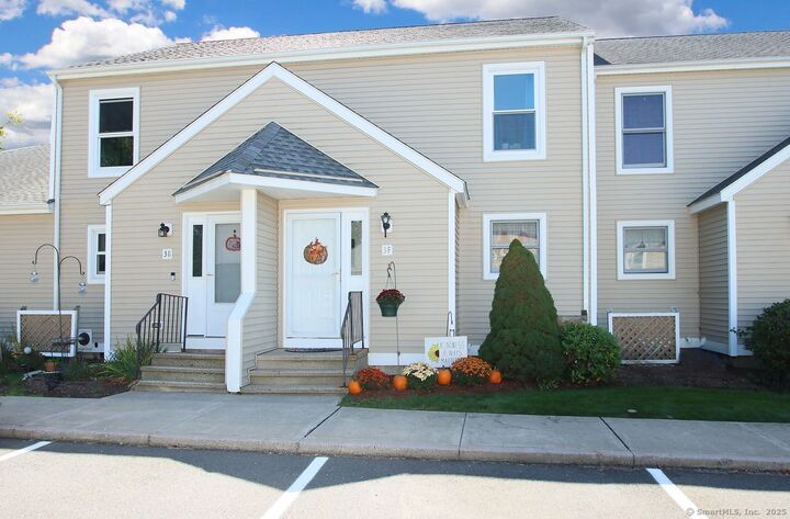 Property Photo: 3 The Hamlet Apt F CT 06082