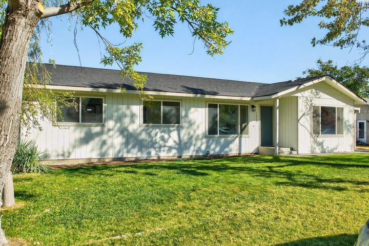 Property Photo:  1000 Burgundy Pl  WA 99350 